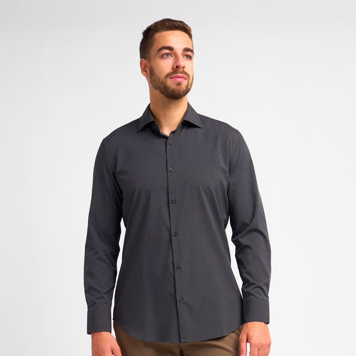 CAMISA CON TECNOLOGÍA LIBRE DE ARRUGAS E IMPERMEABLE