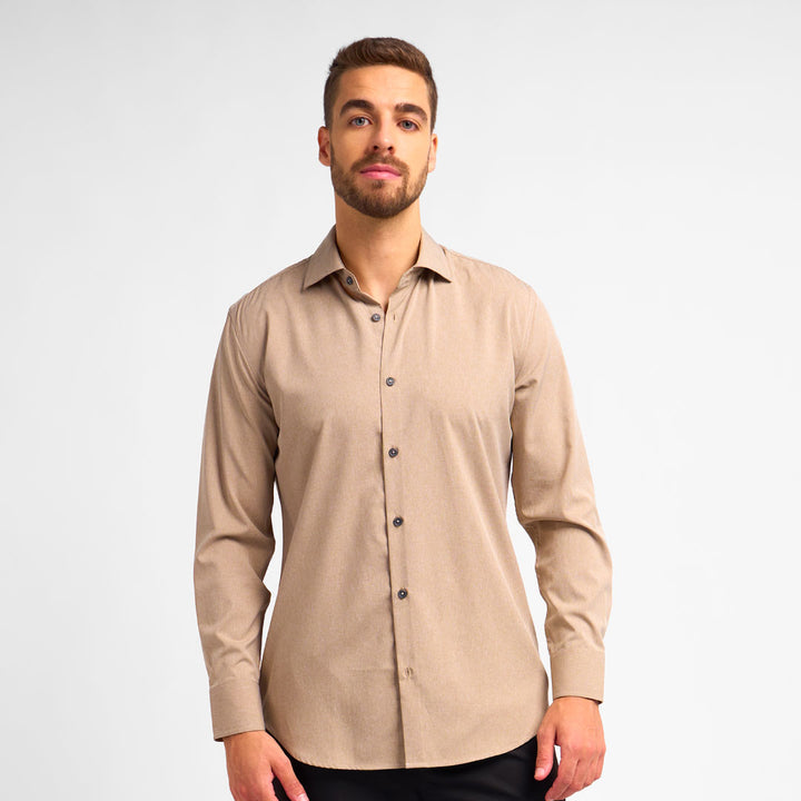 CAMISA CON TECNOLOGÍA LIBRE DE ARRUGAS E IMPERMEABLE