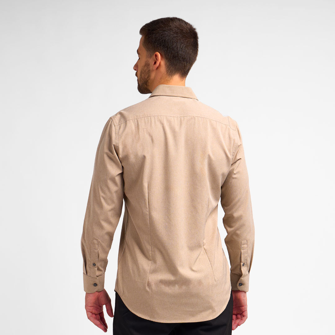 CAMISA CON TECNOLOGÍA LIBRE DE ARRUGAS E IMPERMEABLE